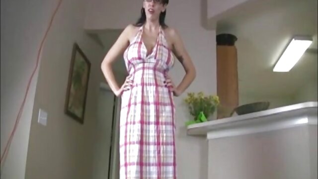 Lésbicas com Mamas porno com vestido grandes trocam Cunnilingus na sauna