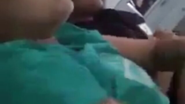 A Juelz Ventura enfia vestido transparente porn um brinquedo enorme no cu dela.