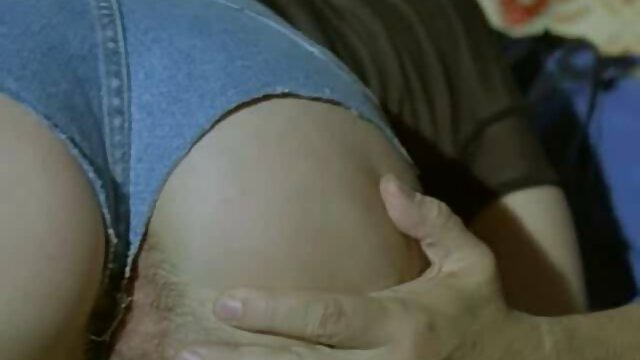 A enfermeira Militar agarra-se porno vestido branco a um galo de um soldado destemido