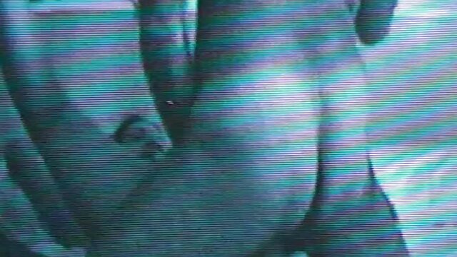 a mãe instrui a filha porno de vestido sobre os modos de um broche.