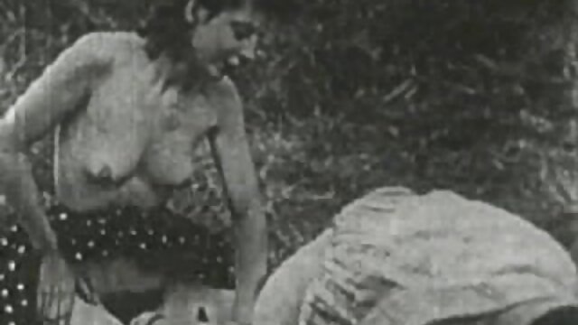 Uma pornô vestido grande Orgia Lésbica no chuveiro.