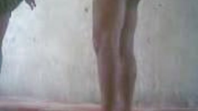 mãe, a mulher porno vestido branco madura dá migalhas de um charuto cor-de-rosa de ébano.