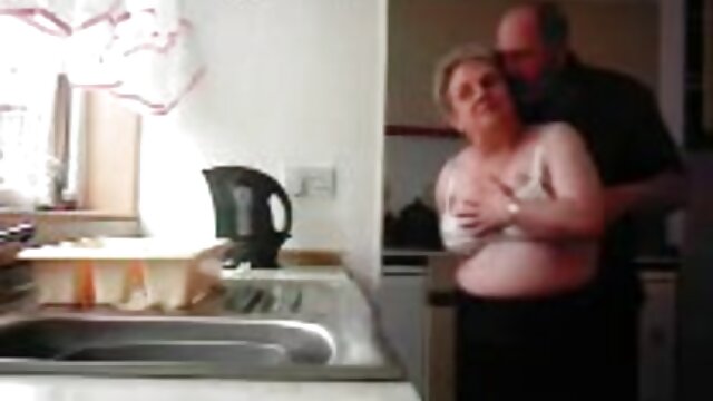 O Lusthd bem sucedido destrói uma loira xvideos levantando vestido e uma adolescente europeia de cabelo ruivo.