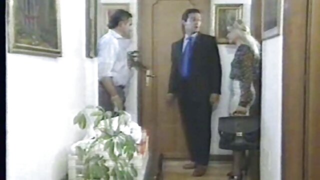 A tentativa da mãe de dar banho xvídeos mulher de vestido ao filho de 20 anos transformou-se em sexo escaldante.