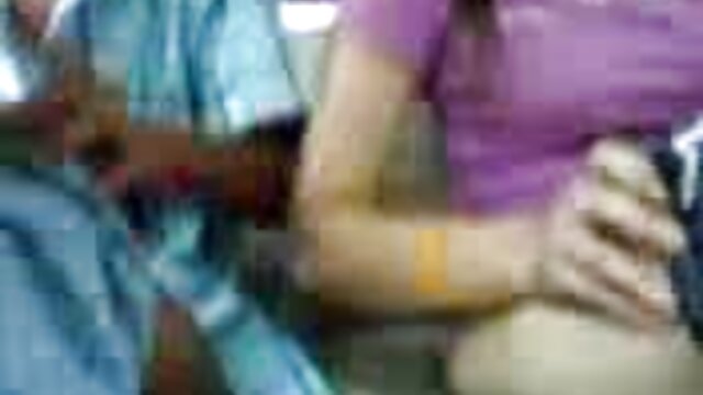 a mãe Marota milf está tão grata por finalmente ter um homem no sofá dela. xvideos roupas transparentes