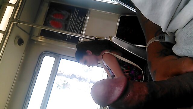 A mulher do meu vizinho senta-se na minha pila enquanto porno de vestido longo ele dorme bêbado.