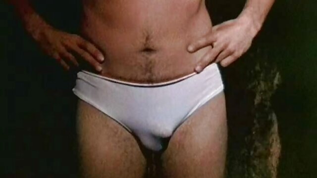A morena musculada vestido de pornô gosta de anal artificial numa cadeira de couro.