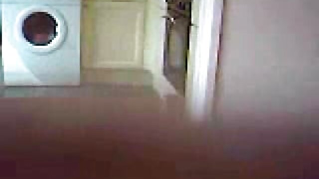 A Milf traiu o porno de vestido curto marido com um construtor negro quando foi trabalhar.