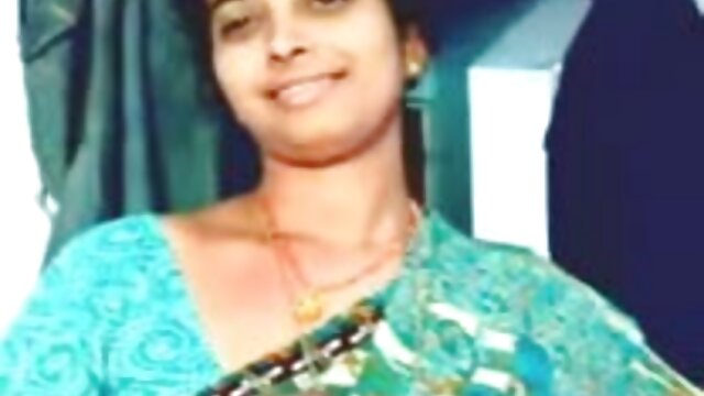 A mulher madura traiu o marido e pornô de vestido meteu-se numa câmara escondida.