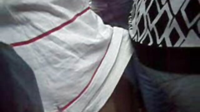 Um porno gratis de vestido broche Latino na praia para tipos com calças engraçadas.